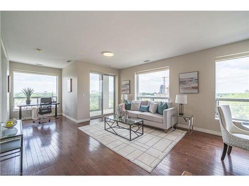 501-223 Erb Street W, Waterloo, ON - Indoor Photo Showing Living Room