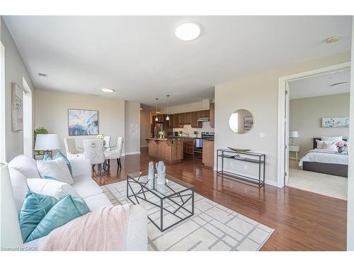501-223 Erb Street W, Waterloo, ON - Indoor Photo Showing Living Room