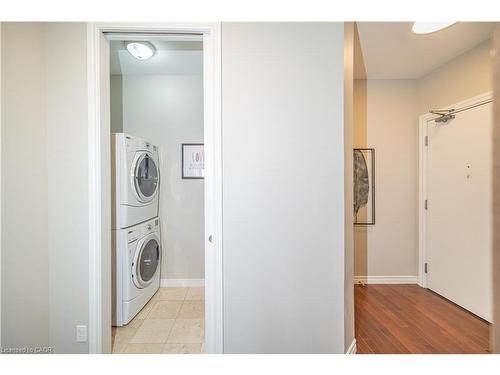 501-223 Erb Street W, Waterloo, ON - Indoor Photo Showing Laundry Room