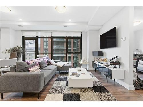 916-118 King Street E, Hamilton, ON - Indoor Photo Showing Living Room