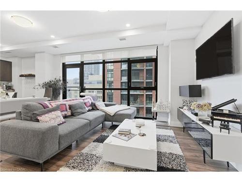 916-118 King Street E, Hamilton, ON - Indoor Photo Showing Living Room