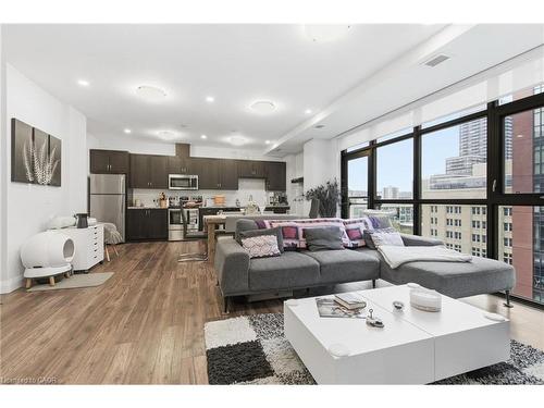 916-118 King Street E, Hamilton, ON - Indoor Photo Showing Living Room