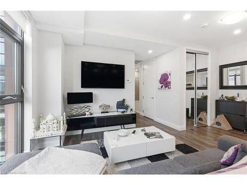 916-118 King Street E, Hamilton, ON - Indoor Photo Showing Living Room