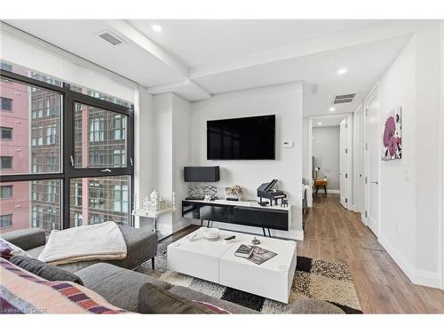 916-118 King Street E, Hamilton, ON - Indoor Photo Showing Living Room