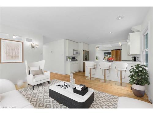 1-79 Central Drive, Hamilton, ON - Indoor Photo Showing Living Room