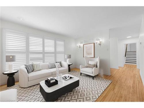1-79 Central Drive, Hamilton, ON - Indoor Photo Showing Living Room