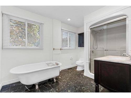 1-79 Central Drive, Hamilton, ON - Indoor Photo Showing Bathroom