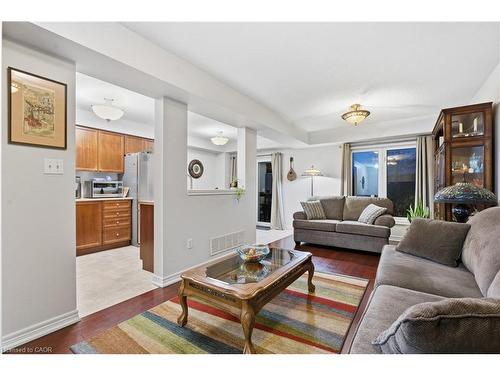 41-250 Ainslie Street S, Cambridge, ON - Indoor Photo Showing Living Room