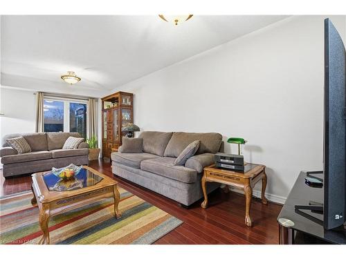 41-250 Ainslie Street S, Cambridge, ON - Indoor Photo Showing Living Room