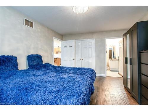 57 Hannon Crescent, Hamilton, ON - Indoor Photo Showing Bedroom