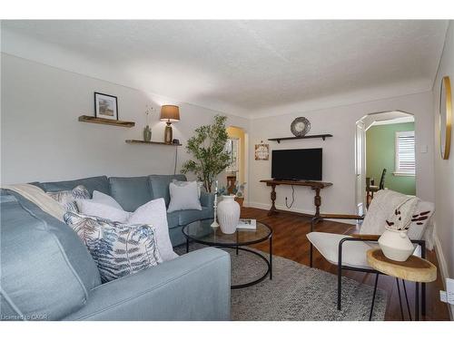 3 Montrose Avenue, Hamilton, ON - Indoor Photo Showing Living Room