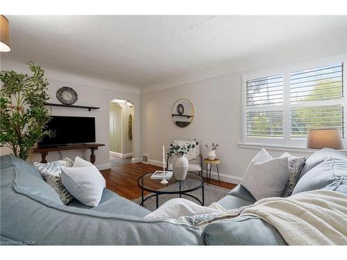3 Montrose Avenue, Hamilton, ON - Indoor Photo Showing Living Room