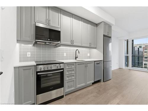 840-2343 Khalsa Gate, Oakville, ON - Indoor Photo Showing Kitchen With Stainless Steel Kitchen With Upgraded Kitchen