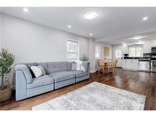 284 Walter Avenue N, Hamilton, ON - Indoor Photo Showing Living Room