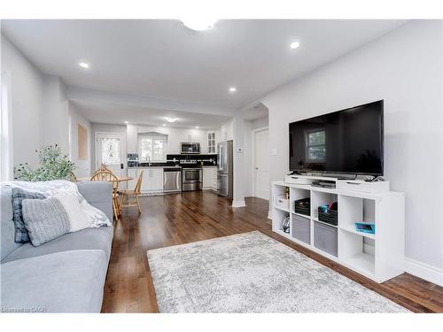 284 Walter Avenue N, Hamilton, ON - Indoor Photo Showing Living Room