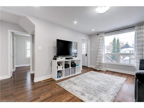 284 Walter Avenue N, Hamilton, ON - Indoor Photo Showing Living Room