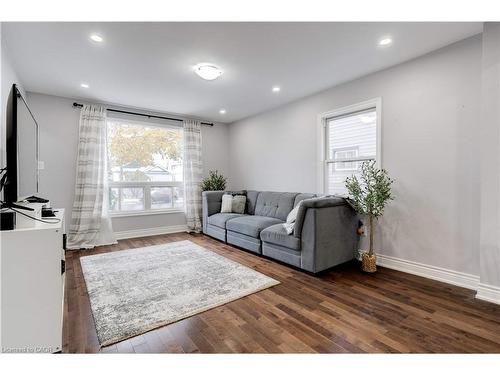 284 Walter Avenue N, Hamilton, ON - Indoor Photo Showing Living Room