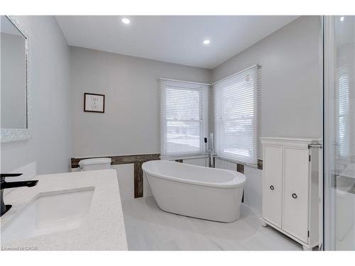 284 Walter Avenue N, Hamilton, ON - Indoor Photo Showing Bathroom