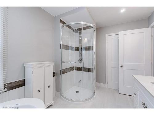 284 Walter Avenue N, Hamilton, ON - Indoor Photo Showing Bathroom