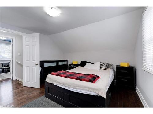 284 Walter Avenue N, Hamilton, ON - Indoor Photo Showing Bedroom