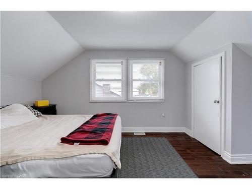 284 Walter Avenue N, Hamilton, ON - Indoor Photo Showing Bedroom