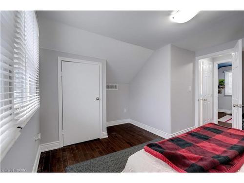 284 Walter Avenue N, Hamilton, ON - Indoor Photo Showing Bedroom