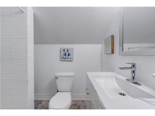 284 Walter Avenue N, Hamilton, ON - Indoor Photo Showing Bathroom