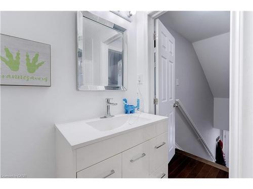 284 Walter Avenue N, Hamilton, ON - Indoor Photo Showing Bathroom