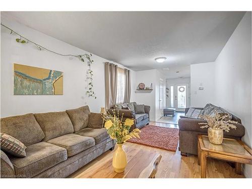16 Jessica Street, Hamilton, ON - Indoor Photo Showing Living Room