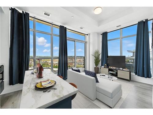Ph06-405 Dundas Street W, Oakville, ON - Indoor Photo Showing Living Room