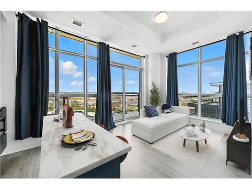 Ph06-405 Dundas Street W, Oakville, ON - Indoor Photo Showing Living Room