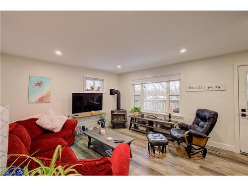 130 North Water Street, Mount Forest, ON - Indoor Photo Showing Living Room