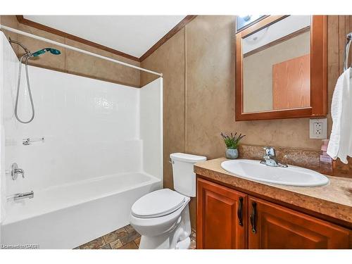 29 Courish Lane, Cayuga, ON - Indoor Photo Showing Bathroom