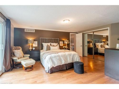 16 Flamingo Drive, Hamilton, ON - Indoor Photo Showing Bedroom