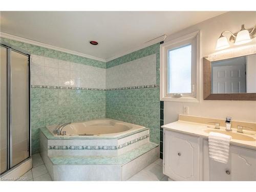 16 Flamingo Drive, Hamilton, ON - Indoor Photo Showing Bathroom