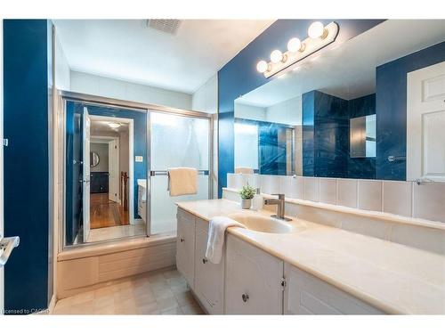 16 Flamingo Drive, Hamilton, ON - Indoor Photo Showing Bathroom