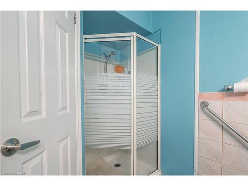 16 Flamingo Drive, Hamilton, ON - Indoor Photo Showing Bathroom