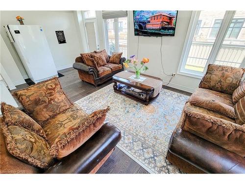 1155 Hamman Way, Milton, ON - Indoor Photo Showing Living Room
