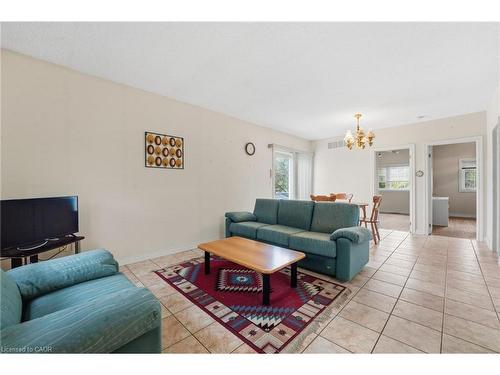 4850 Hillside Drive, Beamsville, ON - Indoor Photo Showing Living Room