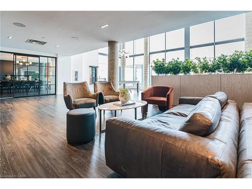 502-5 Wellington Street, Kitchener, ON - Indoor Photo Showing Living Room