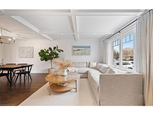 735 George Street, Burlington, ON - Indoor Photo Showing Living Room