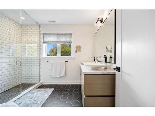 735 George Street, Burlington, ON - Indoor Photo Showing Bathroom
