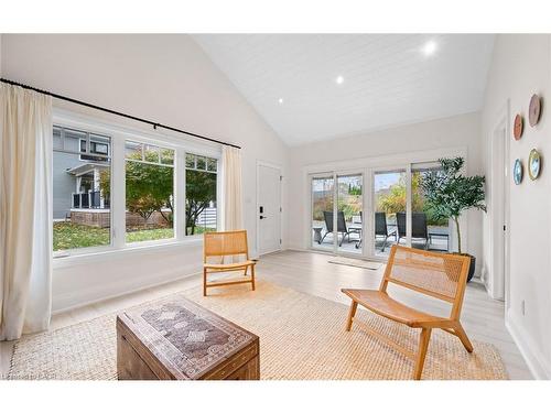 735 George Street, Burlington, ON - Indoor Photo Showing Living Room