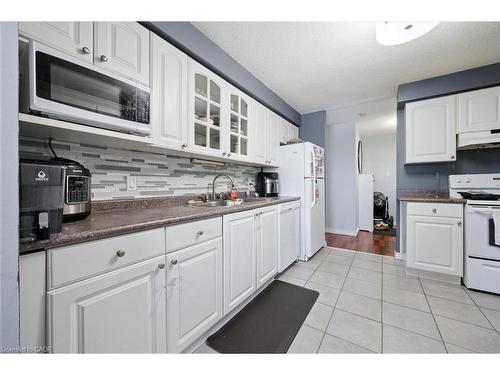 1510-35 Green Valley Drive, Kitchener, ON - Indoor Photo Showing Kitchen
