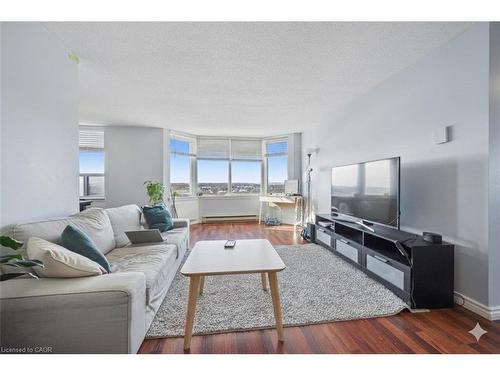 1510-35 Green Valley Drive, Kitchener, ON - Indoor Photo Showing Living Room