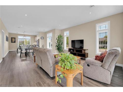 24-740 Main Street E, Dunnville, ON - Indoor Photo Showing Living Room