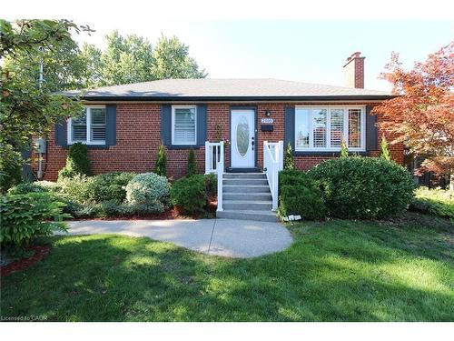 2105 Maplewood Drive, Burlington, ON - Outdoor With Facade