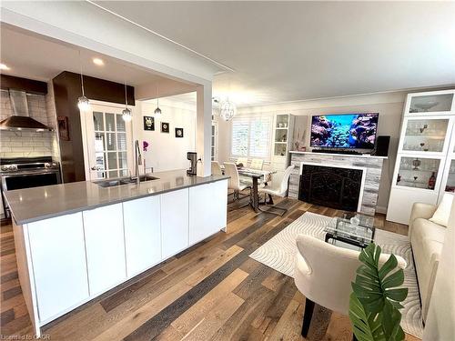 2105 Maplewood Drive, Burlington, ON - Indoor