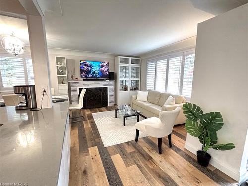 2105 Maplewood Drive, Burlington, ON - Indoor Photo Showing Living Room