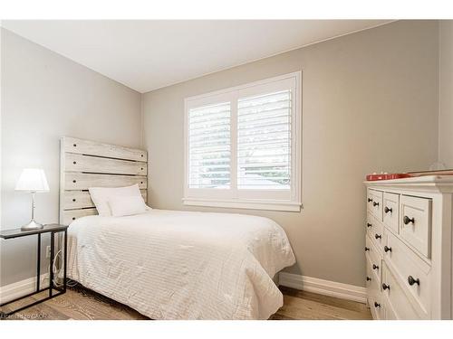 2105 Maplewood Drive, Burlington, ON - Indoor Photo Showing Bedroom